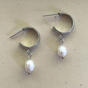 Silver Freshwater White Pearl Hoops